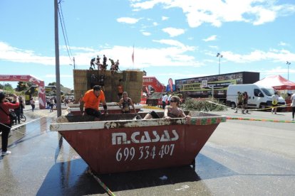 Més de 4.500 corredors han participat aquest matí a l'Eternal Running Invencible de Miami Platja, que ha premiat als més ràpids. Els participants s'han enfrontat a més de vuitanta obstacles, com bales de palla, rases de fang o espuma. Una de les singularitats de la carrera és que els participants poden anar disfressats i es premia els més originals i divertits. En la carrera han participat persones d'Itàlia, Portugal, Anglaterra, República Txeca, França, Alemanya, Suècia, Colòmbia, Xile i Espanya.