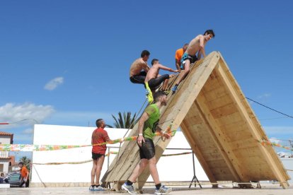 Més de 4.500 corredors han participat aquest matí a l'Eternal Running Invencible de Miami Platja, que ha premiat als més ràpids. Els participants s'han enfrontat a més de vuitanta obstacles, com bales de palla, rases de fang o espuma. Una de les singularitats de la carrera és que els participants poden anar disfressats i es premia els més originals i divertits. En la carrera han participat persones d'Itàlia, Portugal, Anglaterra, República Txeca, França, Alemanya, Suècia, Colòmbia, Xile i Espanya.