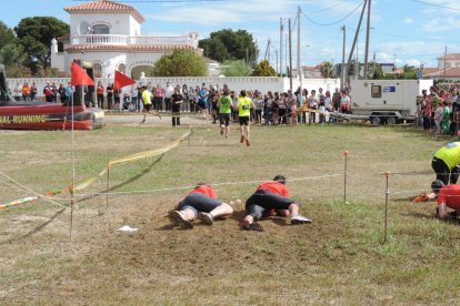 Més de 4.500 corredors han participat aquest matí a l'Eternal Running Invencible de Miami Platja, que ha premiat als més ràpids. Els participants s'han enfrontat a més de vuitanta obstacles, com bales de palla, rases de fang o espuma. Una de les singularitats de la carrera és que els participants poden anar disfressats i es premia els més originals i divertits. En la carrera han participat persones d'Itàlia, Portugal, Anglaterra, República Txeca, França, Alemanya, Suècia, Colòmbia, Xile i Espanya.