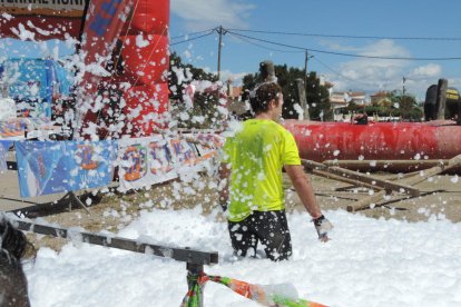 Més de 4.500 corredors han participat aquest matí a l'Eternal Running Invencible de Miami Platja, que ha premiat als més ràpids. Els participants s'han enfrontat a més de vuitanta obstacles, com bales de palla, rases de fang o espuma. Una de les singularitats de la carrera és que els participants poden anar disfressats i es premia els més originals i divertits. En la carrera han participat persones d'Itàlia, Portugal, Anglaterra, República Txeca, França, Alemanya, Suècia, Colòmbia, Xile i Espanya.