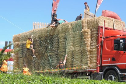 Més de 4.500 corredors han participat aquest matí a l'Eternal Running Invencible de Miami Platja, que ha premiat als més ràpids. Els participants s'han enfrontat a més de vuitanta obstacles, com bales de palla, rases de fang o espuma. Una de les singularitats de la carrera és que els participants poden anar disfressats i es premia els més originals i divertits. En la carrera han participat persones d'Itàlia, Portugal, Anglaterra, República Txeca, França, Alemanya, Suècia, Colòmbia, Xile i Espanya.