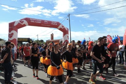 Més de 4.500 corredors han participat aquest matí a l'Eternal Running Invencible de Miami Platja, que ha premiat als més ràpids. Els participants s'han enfrontat a més de vuitanta obstacles, com bales de palla, rases de fang o espuma. Una de les singularitats de la carrera és que els participants poden anar disfressats i es premia els més originals i divertits. En la carrera han participat persones d'Itàlia, Portugal, Anglaterra, República Txeca, França, Alemanya, Suècia, Colòmbia, Xile i Espanya.