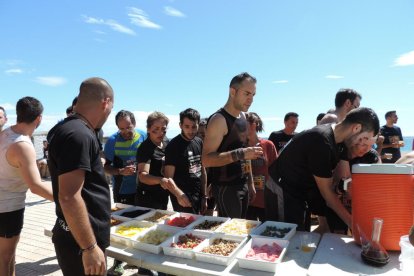 Més de 4.500 corredors han participat aquest matí a l'Eternal Running Invencible de Miami Platja, que ha premiat als més ràpids. Els participants s'han enfrontat a més de vuitanta obstacles, com bales de palla, rases de fang o espuma. Una de les singularitats de la carrera és que els participants poden anar disfressats i es premia els més originals i divertits. En la carrera han participat persones d'Itàlia, Portugal, Anglaterra, República Txeca, França, Alemanya, Suècia, Colòmbia, Xile i Espanya.