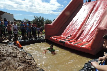 Més de 4.500 corredors han participat aquest matí a l'Eternal Running Invencible de Miami Platja, que ha premiat als més ràpids. Els participants s'han enfrontat a més de vuitanta obstacles, com bales de palla, rases de fang o espuma. Una de les singularitats de la carrera és que els participants poden anar disfressats i es premia els més originals i divertits. En la carrera han participat persones d'Itàlia, Portugal, Anglaterra, República Txeca, França, Alemanya, Suècia, Colòmbia, Xile i Espanya.