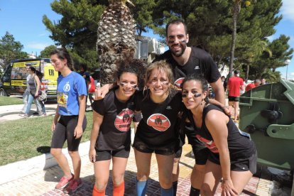 Més de 4.500 corredors han participat aquest matí a l'Eternal Running Invencible de Miami Platja, que ha premiat als més ràpids. Els participants s'han enfrontat a més de vuitanta obstacles, com bales de palla, rases de fang o espuma. Una de les singularitats de la carrera és que els participants poden anar disfressats i es premia els més originals i divertits. En la carrera han participat persones d'Itàlia, Portugal, Anglaterra, República Txeca, França, Alemanya, Suècia, Colòmbia, Xile i Espanya.
