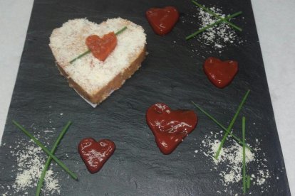 Diuen que una bona manera de conquistar a la teva parella és a través de la cuina. I per Sant Jordi és una bona oportunitat. Per això el Gremi de Carnissers, Xarcuters i Cansaladers de Tarragona ha promogut una iniciativa que tracta d'elaborar productes fets amb carn i embotit, com a ingredients principals, per la Diada de Sant Jordi.