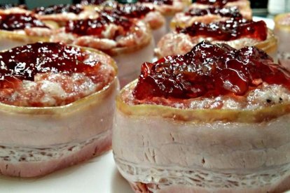 Diuen que una bona manera de conquistar a la teva parella és a través de la cuina. I per Sant Jordi és una bona oportunitat. Per això el Gremi de Carnissers, Xarcuters i Cansaladers de Tarragona ha promogut una iniciativa que tracta d'elaborar productes fets amb carn i embotit, com a ingredients principals, per la Diada de Sant Jordi.