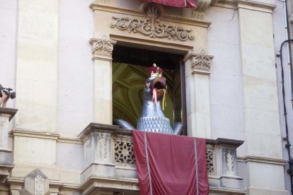 Acte en què l'Àliga de Valls fa una crida als vallencs a la festa major i els nens han de convéncer els Nans de la ciutat perquè participin també de la festa.