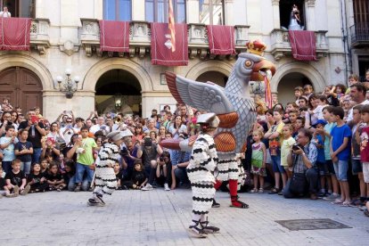 Presentació de l'Àliga petita de Valls a la plaça del Blat, apadrinada per l'Àliga petita de Vilafranca del Penedès.