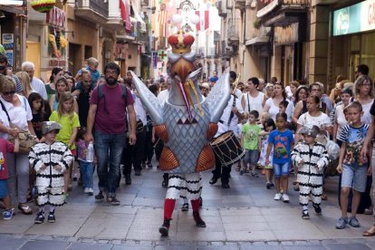 Presentació de l'Àliga petita de Valls a la plaça del Blat, apadrinada per l'Àliga petita de Vilafranca del Penedès.