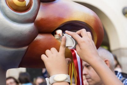 Presentació de l'Àliga petita de Valls a la plaça del Blat, apadrinada per l'Àliga petita de Vilafranca del Penedès.