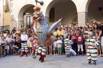 Presentació de l'Àliga petita de Valls a la plaça del Blat, apadrinada per l'Àliga petita de Vilafranca del Penedès.