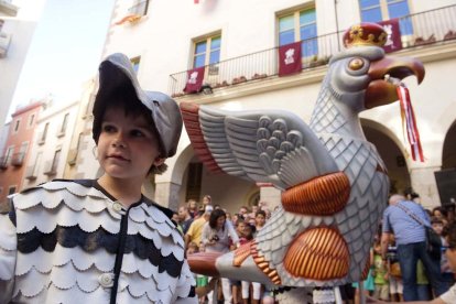 Presentació de l'Àliga petita de Valls a la plaça del Blat, apadrinada per l'Àliga petita de Vilafranca del Penedès.