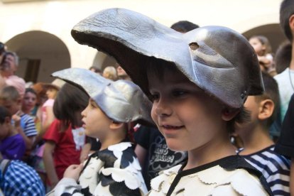 Presentació de l'Àliga petita de Valls a la plaça del Blat, apadrinada per l'Àliga petita de Vilafranca del Penedès.