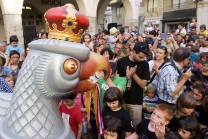 Presentació de l'Àliga petita de Valls a la plaça del Blat, apadrinada per l'Àliga petita de Vilafranca del Penedès.