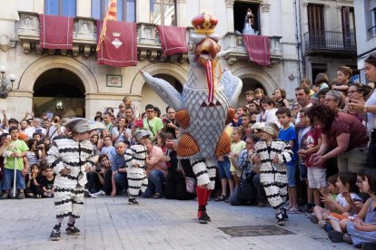 Presentació de l'Àliga petita de Valls a la plaça del Blat, apadrinada per l'Àliga petita de Vilafranca del Penedès.