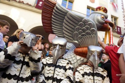 Presentació de l'Àliga petita de Valls a la plaça del Blat, apadrinada per l'Àliga petita de Vilafranca del Penedès.