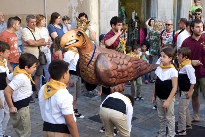 Presentació de l'Àliga petita de Valls a la plaça del Blat, apadrinada per l'Àliga petita de Vilafranca del Penedès.