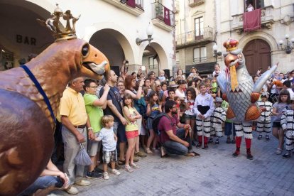 Presentació de l'Àliga petita de Valls a la plaça del Blat, apadrinada per l'Àliga petita de Vilafranca del Penedès.