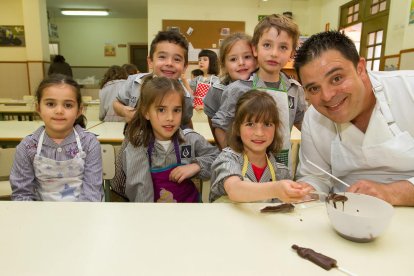 La Pastisseria Huguet ha ensenyat a fer piruletes de xocolata a alumnes de P-5 del Pare Manyanet