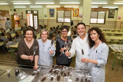 La Pastisseria Huguet ha ensenyat a fer piruletes de xocolata a alumnes de P-5 del Pare Manyanet