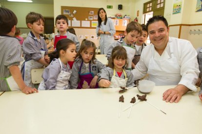 La Pastisseria Huguet ha ensenyat a fer piruletes de xocolata a alumnes de P-5 del Pare Manyanet