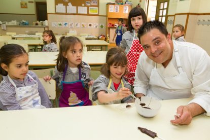 La Pastisseria Huguet ha ensenyat a fer piruletes de xocolata a alumnes de P-5 del Pare Manyanet
