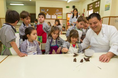 La Pastisseria Huguet ha ensenyat a fer piruletes de xocolata a alumnes de P-5 del Pare Manyanet