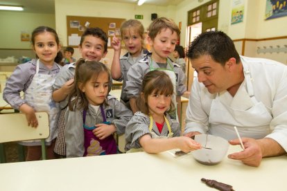 La Pastisseria Huguet ha ensenyat a fer piruletes de xocolata a alumnes de P-5 del Pare Manyanet