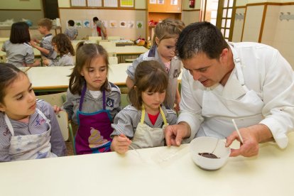 La Pastisseria Huguet ha ensenyat a fer piruletes de xocolata a alumnes de P-5 del Pare Manyanet