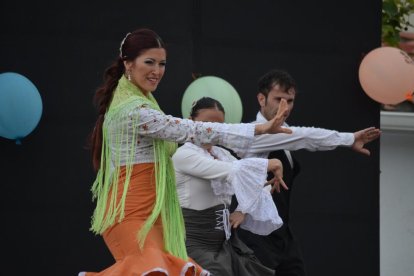 Elecció de la reina i les dames d'honor de les festes de sant Joan al barri de la Plana de Vila-seca. La festa ha comptat, a més de la desfilada de les nenes, amb les actuacions del grup Azabache i de l'escola de dansa del grup folklòric 'Virgen del Rocío'.