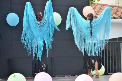 Elecció de la reina i les dames d'honor de les festes de sant Joan al barri de la Plana de Vila-seca. La festa ha comptat, a més de la desfilada de les nenes, amb les actuacions del grup Azabache i de l'escola de dansa del grup folklòric 'Virgen del Rocío'.