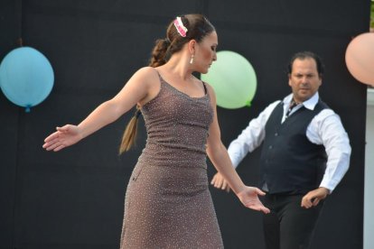 Elecció de la reina i les dames d'honor de les festes de sant Joan al barri de la Plana de Vila-seca. La festa ha comptat, a més de la desfilada de les nenes, amb les actuacions del grup Azabache i de l'escola de dansa del grup folklòric 'Virgen del Rocío'.