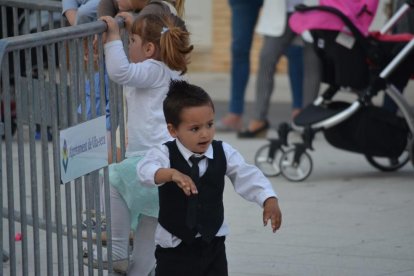 Elecció de la reina i les dames d'honor de les festes de sant Joan al barri de la Plana de Vila-seca. La festa ha comptat, a més de la desfilada de les nenes, amb les actuacions del grup Azabache i de l'escola de dansa del grup folklòric 'Virgen del Rocío'.
