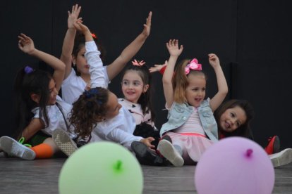 Elecció de la reina i les dames d'honor de les festes de sant Joan al barri de la Plana de Vila-seca. La festa ha comptat, a més de la desfilada de les nenes, amb les actuacions del grup Azabache i de l'escola de dansa del grup folklòric 'Virgen del Rocío'.