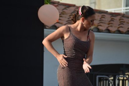 Elecció de la reina i les dames d'honor de les festes de sant Joan al barri de la Plana de Vila-seca. La festa ha comptat, a més de la desfilada de les nenes, amb les actuacions del grup Azabache i de l'escola de dansa del grup folklòric 'Virgen del Rocío'.