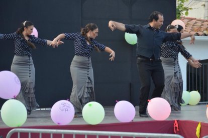 Elecció de la reina i les dames d'honor de les festes de sant Joan al barri de la Plana de Vila-seca. La festa ha comptat, a més de la desfilada de les nenes, amb les actuacions del grup Azabache i de l'escola de dansa del grup folklòric 'Virgen del Rocío'.