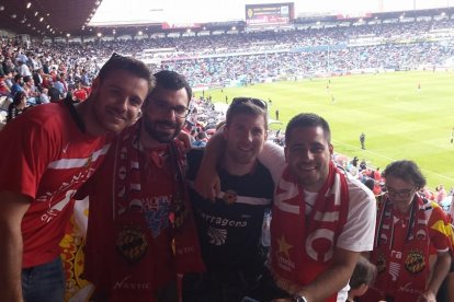 Si l'equip ha estat de 10 a La Romareda, l'afició ha estat un 11. Feia molt de temps que no es recordava un desplaçament tan massiu per part de socis i aficionats del Nàstic, però el de La Romareda ha estat un partit marcat amb una X i en negreta per a la parròquia grana.