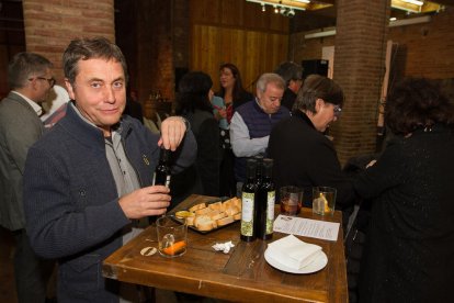 La 26a Nit del Comerç i Turisme de Reus, va tenir lloc aquest dijous, a Cal Massó, com la trobada anual dels sectors comercial i turístic de la ciutat i dels productors de la DOP Siurana. L'acte estava organitzat per l'Agència Reus Promoció amb la col·laboració de la Unió de Botiguers de Reus, el Tomb de Reus, el Consell Regulador DOP Siurana, la Cambra de Comerç, Indústria i Navegació de Reus, el Mercat Central i el Gremi de Forners de Reus i comarca. En el decurs de l'acte es van lliurar les diferents distincions.