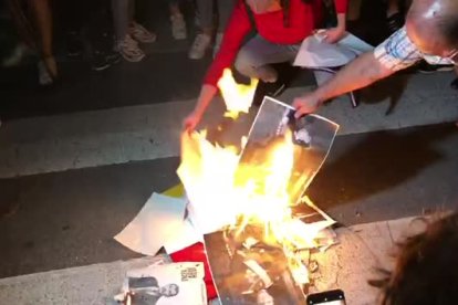 Crema d'imatges del Rei a la Rambla Nova de Tarragona, davant els Despullats