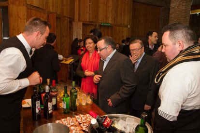 La 26a Nit del Comerç i Turisme de Reus, va tenir lloc aquest dijous, a Cal Massó, com la trobada anual dels sectors comercial i turístic de la ciutat i dels productors de la DOP Siurana. L'acte estava organitzat per l'Agència Reus Promoció amb la col·laboració de la Unió de Botiguers de Reus, el Tomb de Reus, el Consell Regulador DOP Siurana, la Cambra de Comerç, Indústria i Navegació de Reus, el Mercat Central i el Gremi de Forners de Reus i comarca. En el decurs de l'acte es van lliurar les diferents distincions.