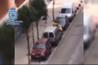 Lladre de bancs amb una bossa de botí