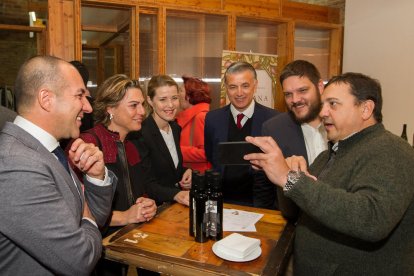 La 26a Nit del Comerç i Turisme de Reus, va tenir lloc aquest dijous, a Cal Massó, com la trobada anual dels sectors comercial i turístic de la ciutat i dels productors de la DOP Siurana. L'acte estava organitzat per l'Agència Reus Promoció amb la col·laboració de la Unió de Botiguers de Reus, el Tomb de Reus, el Consell Regulador DOP Siurana, la Cambra de Comerç, Indústria i Navegació de Reus, el Mercat Central i el Gremi de Forners de Reus i comarca. En el decurs de l'acte es van lliurar les diferents distincions.
