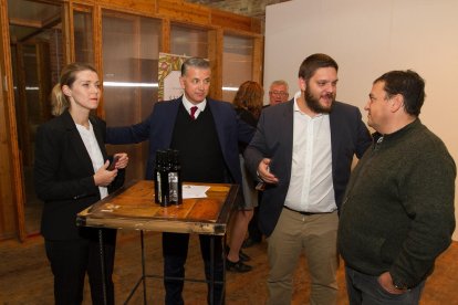 La 26a Nit del Comerç i Turisme de Reus, va tenir lloc aquest dijous, a Cal Massó, com la trobada anual dels sectors comercial i turístic de la ciutat i dels productors de la DOP Siurana. L'acte estava organitzat per l'Agència Reus Promoció amb la col·laboració de la Unió de Botiguers de Reus, el Tomb de Reus, el Consell Regulador DOP Siurana, la Cambra de Comerç, Indústria i Navegació de Reus, el Mercat Central i el Gremi de Forners de Reus i comarca. En el decurs de l'acte es van lliurar les diferents distincions.