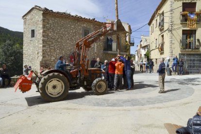 Celebració a la Febró de la tradicional festa de la plantada del pi, que se celebra cada Primer de Maig. Enguany la celebració ha comptat amb la presènia de l'Arquebisbe de Tarragona, Jaume Pujol.