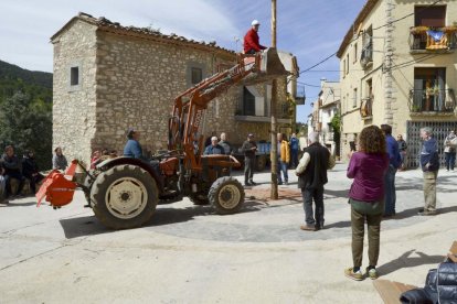 Celebració a la Febró de la tradicional festa de la plantada del pi, que se celebra cada Primer de Maig. Enguany la celebració ha comptat amb la presènia de l'Arquebisbe de Tarragona, Jaume Pujol.