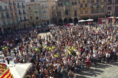 Concentració a diversos municipis de Camp de Tarragona en rebuig a la violència de l'1-O