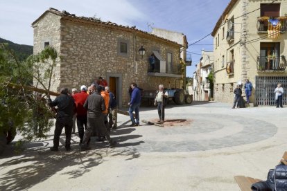 Celebració a la Febró de la tradicional festa de la plantada del pi, que se celebra cada Primer de Maig. Enguany la celebració ha comptat amb la presènia de l'Arquebisbe de Tarragona, Jaume Pujol.