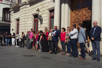 Concentració a diversos municipis de Camp de Tarragona en rebuig a la violència de l'1-O