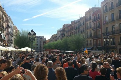 Concentració a diversos municipis de Camp de Tarragona en rebuig a la violència de l'1-O